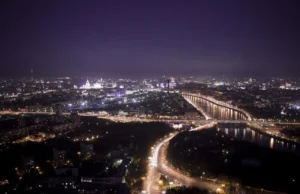(Видео) Дрон погоди луксузен облакодер во Москва