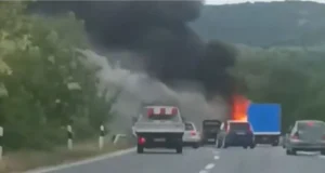 Се запали автобус во близина на патарината Отовица, патниците спасуваа жива глава