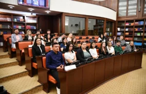 Средношколци ги отворија клучните прашања пред пратениците