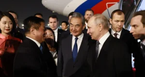 Путин со делегација од министри и високи функционери пристигна во Кина