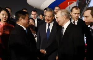 Путин со делегација од министри и високи функционери пристигна во Кина