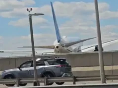 (Видео) Боинг удри во столб за осветлување и камион при слетување во САД