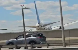(Видео) Боинг удри во столб за осветлување и камион при слетување во САД