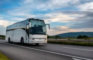 Полицијата одзеде автобус што превезувал ученици по пријава за дефекти на патот