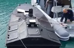 (Фото+видео) Морски дрон со 100 килограми експлозив пронајден кај грчкиот остров Лефкада