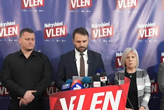 „Вреди“за протестите: Зошто Ахмети се крие зад студентите, го потпалува огнот позади, додека ги турка другите напред
