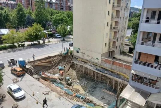 Свлечиште на градилиште во Скопје: Оштетена инфраструктура, кабли за струја