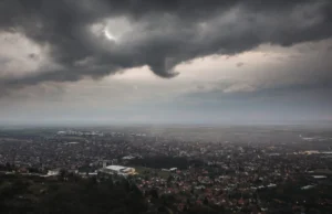 (Видео) Невреме ја погоди Србија: силниот ветер носеше сè пред себе
