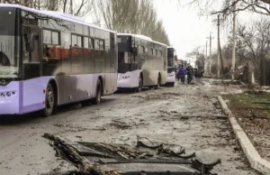 (Фото) Дрон погоди патнички автобус во Донецк, седум загинати