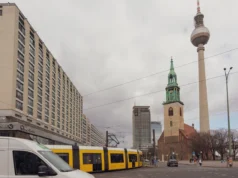 (Видео) Трамвај излета од шините во Берлин, се преполови: има повредени