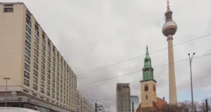 (Видео) Трамвај излета од шините во Берлин, се преполови: има повредени
