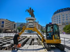 (Фото) Подната фонтана на плоштад „Македонија“ по повеќе од една деценија пропаѓање, се враќа во функција