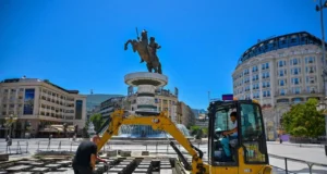 (Фото) Подната фонтана на плоштад „Македонија“ по повеќе од една деценија пропаѓање, се враќа во функција