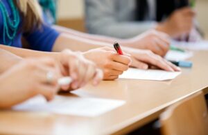 Повеќе од 14.500 матуранти денеска го полагаат изборниот екстерен испит