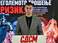 (Видео) „Мицкоски сака водата и струјата на граѓаните да ги продаде за профит на странски дата центри“, вели Дојчиновски