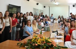 (Фото) Градоначалникот Александар Георгиевски им додели признанија на најуспешните ученици од општина Илинден