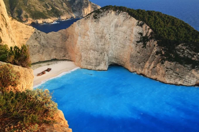 navagio-zakintos-depositphotos_8247183_l