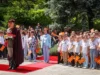 (Фото) 335 ученици од основни училишта учествуваа на традиционалната церемонија на менување на државното знаме во претседателскиот кабинет