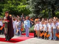 (Фото) 335 ученици од основни училишта учествуваа на традиционалната церемонија на менување на државното знаме во претседателскиот кабинет