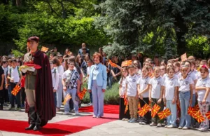(Фото) 335 ученици од основни училишта учествуваа на традиционалната церемонија на менување на државното знаме во претседателскиот кабинет