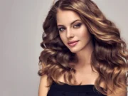 (Видео) Совршени бранови без одење на фризер: Виралната фризура на TikTok прави чуда за миг