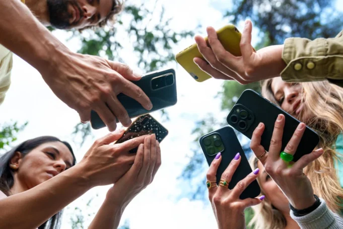 pametni-telefonidepositphotos_690270544_xl