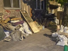 (Фото) Граѓани затекнати како фрлаат шут и отпад пред зграда во Аеродром и на „Рузвелтова“, ќе бидат парично казнети