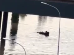 (Видео) Скопјанец ја претвори поплавената улица во „базен“ – пловеше на душек по булевар „Србија“
