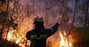 Пожар беснее во централниот дел на Крф