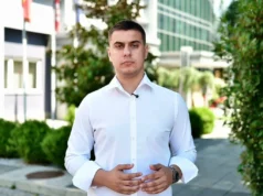 (Видео) Андреј Петров и неговиот елитизам: Младите се „носачи на плакати“, а членовите на СДСМ, недостојни за истата маса, велат од оваа партија