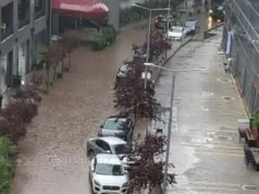 Невремето го парализира Скопје: Поплавени улици, заглавени автомобили