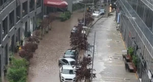 Невремето го парализира Скопје: Поплавени улици, заглавени автомобили