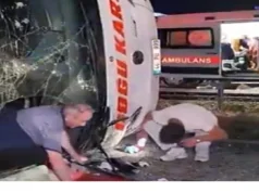 (Видео) Страшна несреќа во Турција: Автобус се преврте на автопат