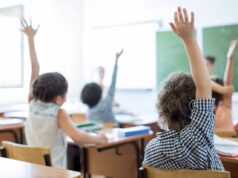 Учениците од четврто до деветто одделение во ООУ „Киро Глигоров“ новата учебна година ќе ја започнат со настава од далечина, објави Герасимовски