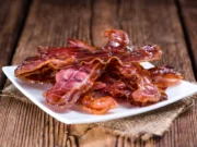 За највкусна пржена сланина, додадете ја оваа состојка наместо масло