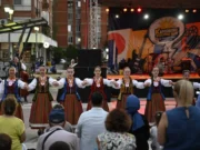 (Фото) Џамбазов и Гуру Харе ја кренаа публиката на нозе на отвореното културно лето во Карпош