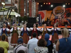 (Фото) Џамбазов и Гуру Харе ја кренаа публиката на нозе на отвореното културно лето во Карпош