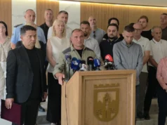 Водата во Гостивар од денес е безбедна за пиење, рече Ангелов и отиде да се испие чаша вода од улична чешма