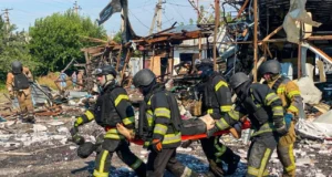 (Видео) Масакр во Украина: Русите ракетираа преполна раскрсница, многу мртви