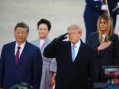 (Видео) Трамп направи болна гримаса пред кинескиот претседател додека воени авиони прелетуваа над нив