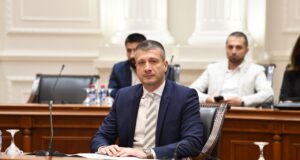 Перински не може да исплати породилно отсуство навреме, ама ќе им праќал контроли на болните – ДПМНЕ го претвора Фондот во полиција за сиромашни, оценува Левица