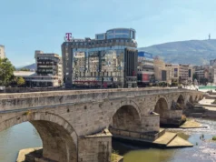 Камениот мост добива нов сјај, започнаа активностите за архитектонско и декоративно осветлување, објави Ѓорѓиевски