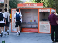 Поставена чекална – симбол на корупцијата во здравството: герила акција на „Партизанска“