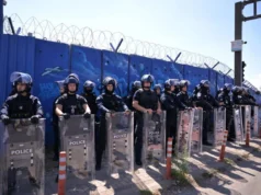(Видео) Тензии во Хаг по пресудата за Тачи – демонстранти се судрија со полицијата