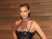 (Фото/Видео) Еден култeн фустан од 90-тите повторно ја виде светлината на денот: го носи една фатална Русинка