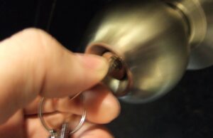 Сопственик на стан е осуден откако со резервен клуч влегол во изнајмениот стан за да им го покаже на купувачи