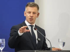 (Видео) Маж истури вино врз унгарскиот премиер Петер Маѓар на фестивал