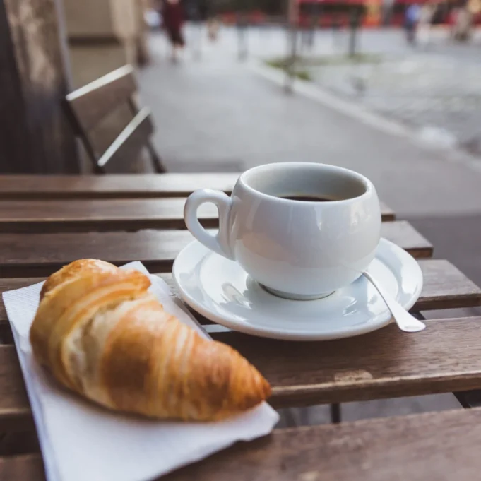 pojadok-most-kafe-depositphotos_249245390_l-1