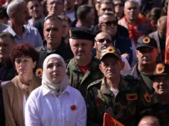 (Видео) Илјадници во Приштина незадоволни од пресудата за Тачи, дел од собраните плачеа