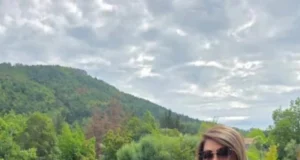 Неда Украден позира во костим за капење, а еден од нејзините следбеници вели: Нема потреба од фотошоп
